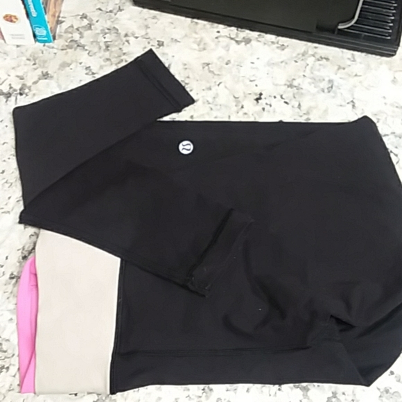 Lululemon floral print on solid black leggings - Picture 3 of 8